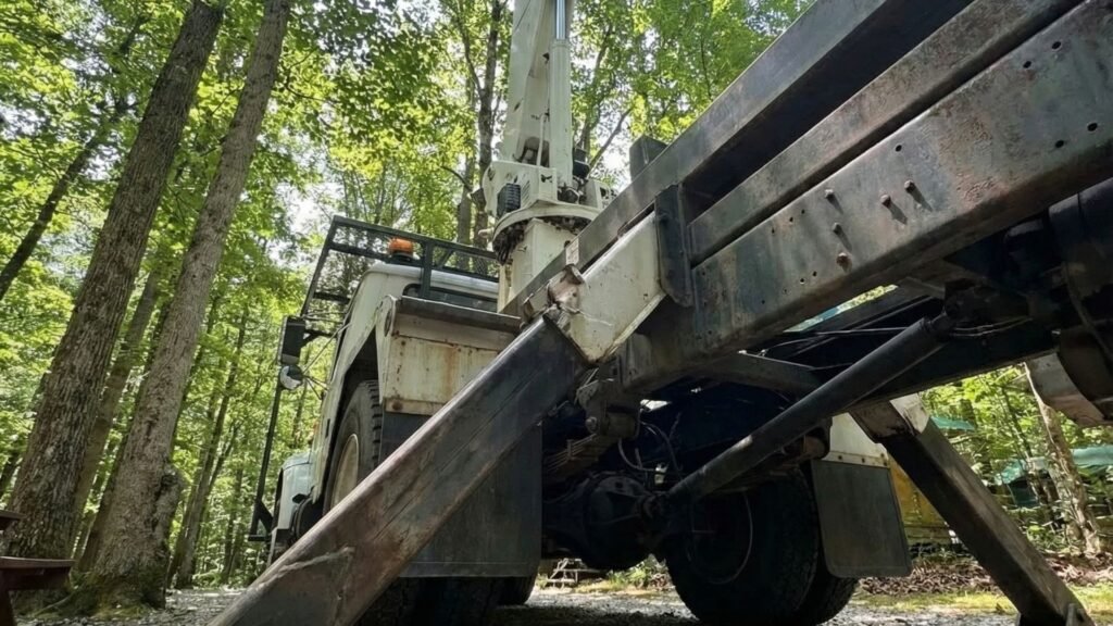 Stabilizing outrigger deployed on gravel surface during residential tree removal in Woodbury Connecticut
