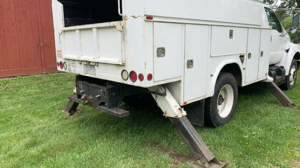 Tree Removal Near Me in Oxford Connecticut with Bucket Truck Outriggers Deployed